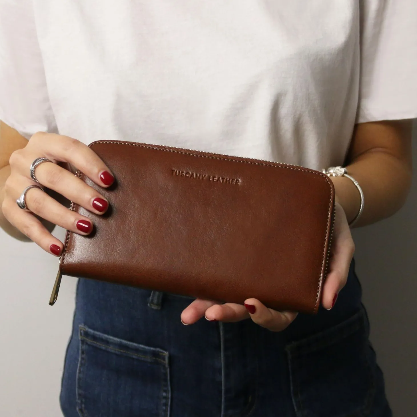 Exclusive zip Around Leather Wallet