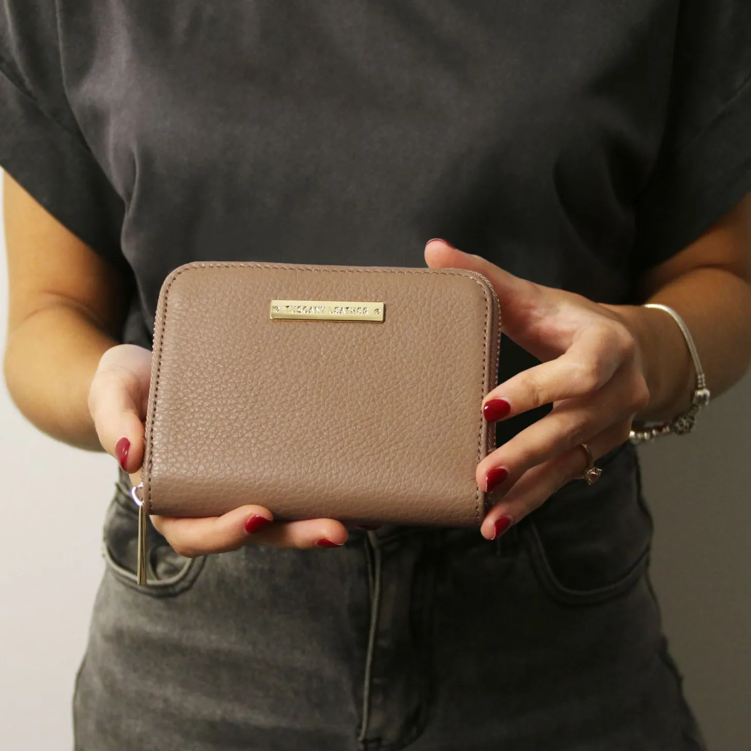 Exclusive zip Around Leather Wallet